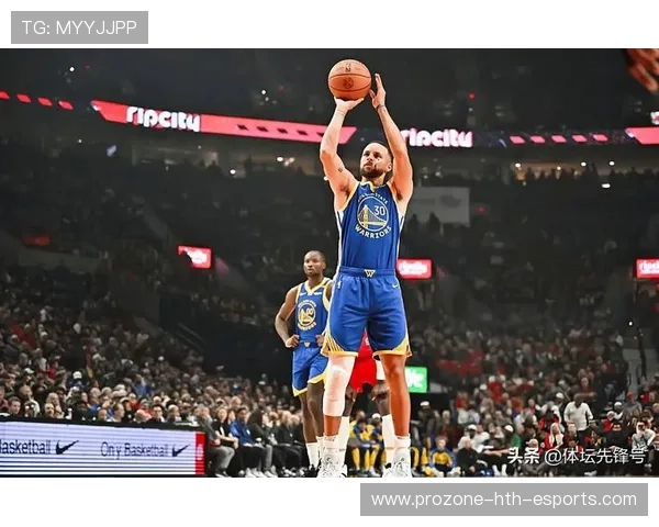 库里底角接格林传球命中后撤步三分，勇士客场绝杀开拓者